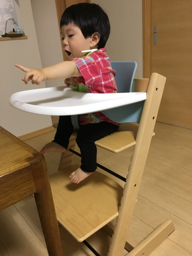 こちらが息子のトリップトラップ！　落ち着いた木目と、シンプルで高性能なデザインがお気に入り♡