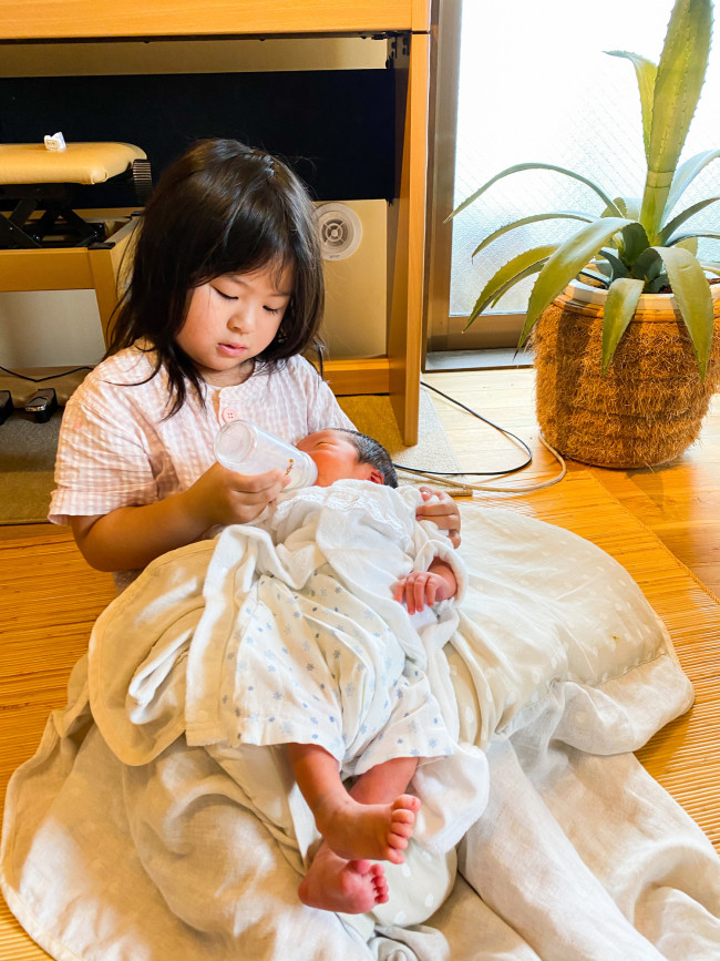 お姉ちゃんもミルクに挑戦！　ミルク育児は、ママだけでなくパパやおばあちゃん、お友達などみんなで参加できるのもいいところです♪