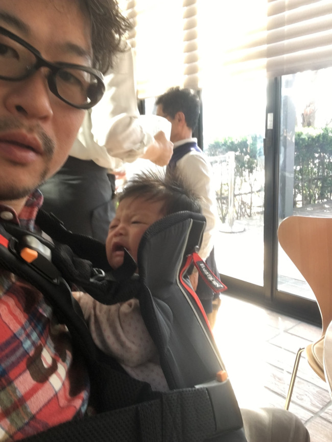 こちらが色々な商品を検討した結果、辿り着いたベビービョルン ONEです（突然の撮影に戸惑う次女…嫌がっているわけではありません）