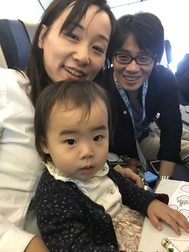 マナベさん親子。1歳10ヶ月のふうかちゃんは、塗り絵が上手でした♪