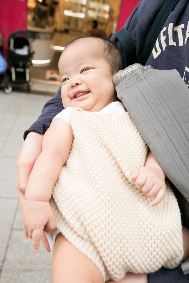 白いニットのロンパースがかわいい！ ほわほわな赤ちゃん期に、よく似合います♡