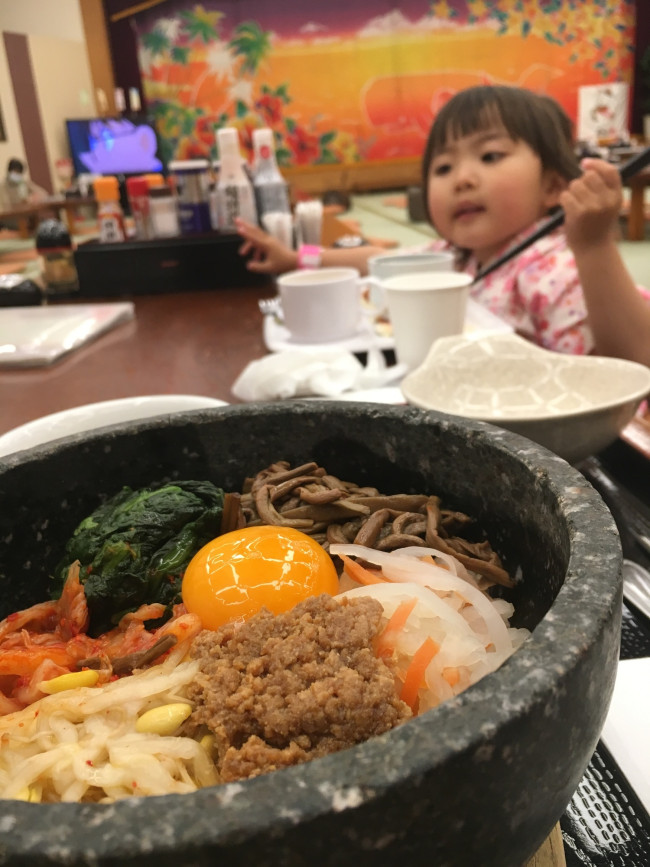 広いお座敷で、それぞれが好きなものを選べてホクホク。汗をかいてお腹が空いたところに上げ膳据え膳で、ママとしても大助かり