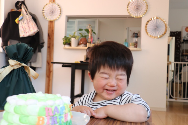 大きなケーキに大喜び！ 一番小さいサイズでもけっこう大きいので、大人2人と息子だったら2食分くらい