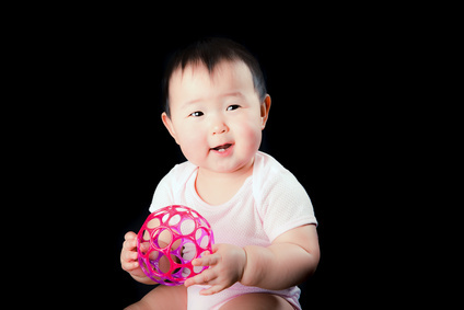 0歳〜1歳には「オーボール」がおすすめ。ベビーのいるご家庭では、一家にひとつ持っている鉄板アイテムなのでは？