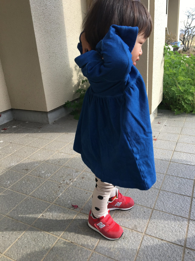 藍染した服を着る娘