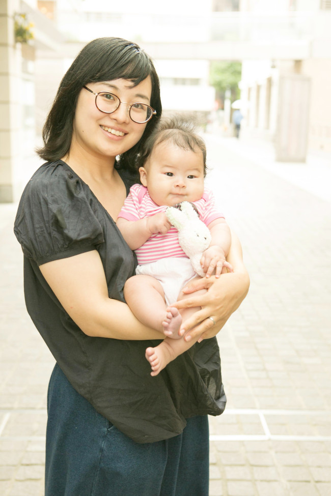 ライターママ坂田久美子さん＆えまちゃん（3ヶ月）試乗したコメント「ずっと気になっていた海外ブランドのベビーカー。yoyoを初めてみたときにはその小ささにびっくり！　でも、車体はしっかりとした印象で操作性も抜群でした。坂の多い代官山も楽々押せて、道路の段差も気になりませんでした」