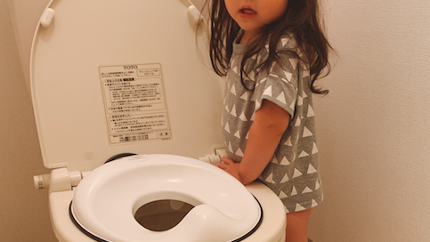 《夏の終わりに、トイレトレーニング》本格的トイトレには、補助便座&ステップが必須♪
