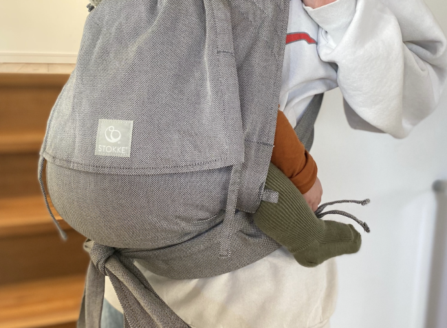 見てください。赤ちゃんの体をまるごと包み込んでくれるほど大きなお腹周り！