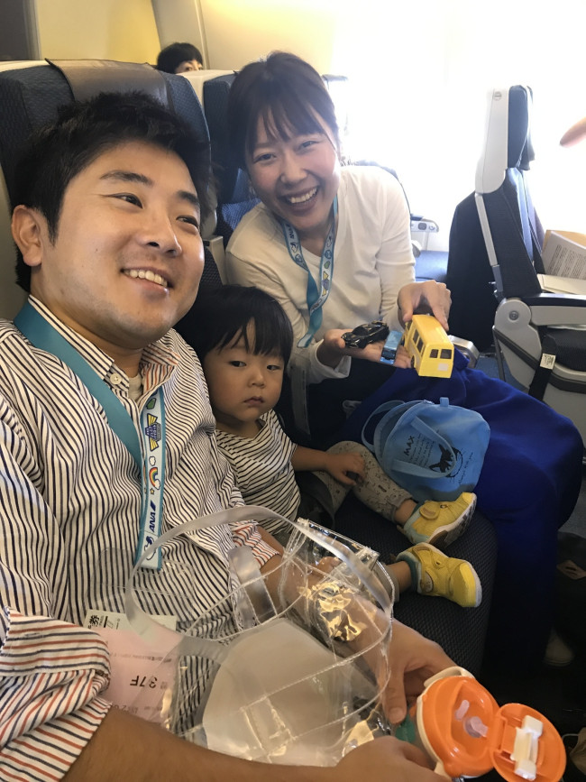 ワタナベさん親子。2歳9ヶ月のゆうたろうくんは、お気に入りの車のおもちゃを持ってきていました