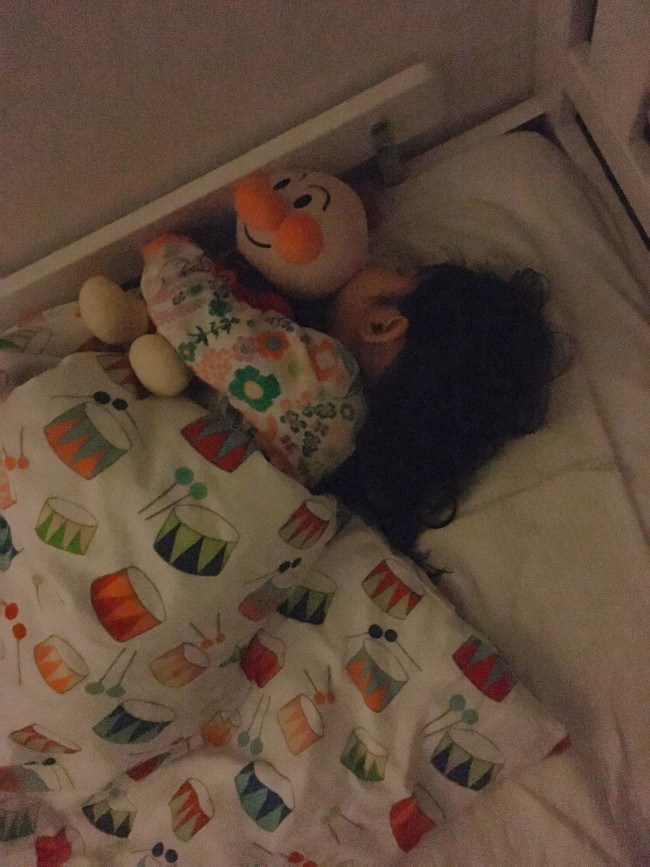 大好きなぬいぐるみに抱きついて寝ることも。安心できる睡眠環境を作ってあげたいですね