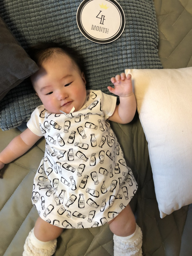 季節のファッションを取り入れて、成長の記念としてとっておきたいもの。4ヶ月の頃にパチリ♪