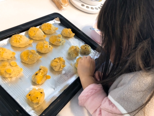 難しそうな作業も、やってみる気持ちがあればお願いします。小さなゴマで、表情作り