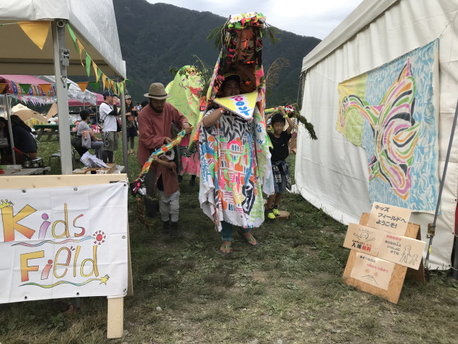 お面を作ってパレードに参加。他のお客さんたちからも応援され気分良く行進する子ども達！