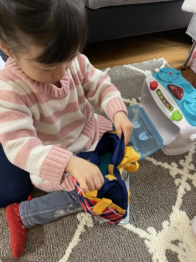 「お出かけするよ〜」と言うと自分で準備。2歳のお誕生日プレゼントのリープフロッグのおもちゃの中身を全部リュックへ…！