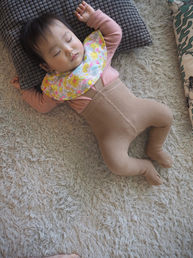 伸縮性があるので、ダボつくことなくフィット。我が子はいま9キロですが、今年の冬は十分に着られそうです！