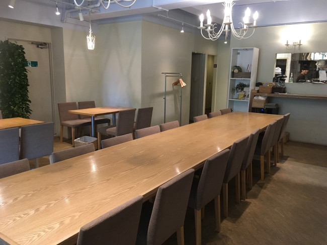 シンプル＆ナチュラルなテイストの店内は、ゆったりと落ち着ける空間です