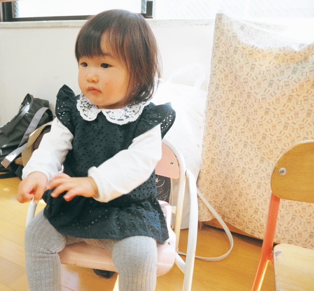 入園直後は緊張していた娘。今では先生やお友達に恵まれて楽しく通っています♪