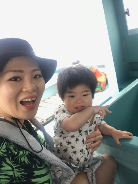 はじめてのグラスボートにテンションが上がる息子