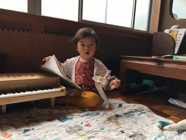 薄手のカーディガン。妊娠中にハンドメイドしていた柔らかい綿素材の肌着を流用しています。大きく作り過ぎて肌着としては活躍しなかったため、別の形で日の目を見れてよかった