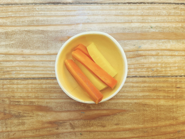 野菜はスティック状にすると持ちやすく、食べやすくなります