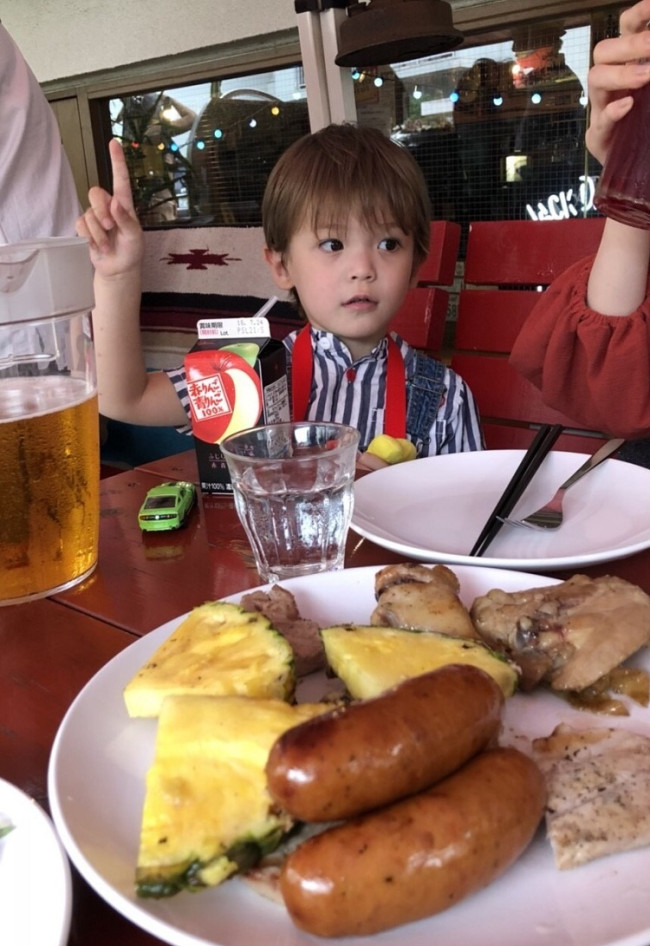 ソーセージやトウモロコシ、パイナップルなどが子どもの人気メニュー！