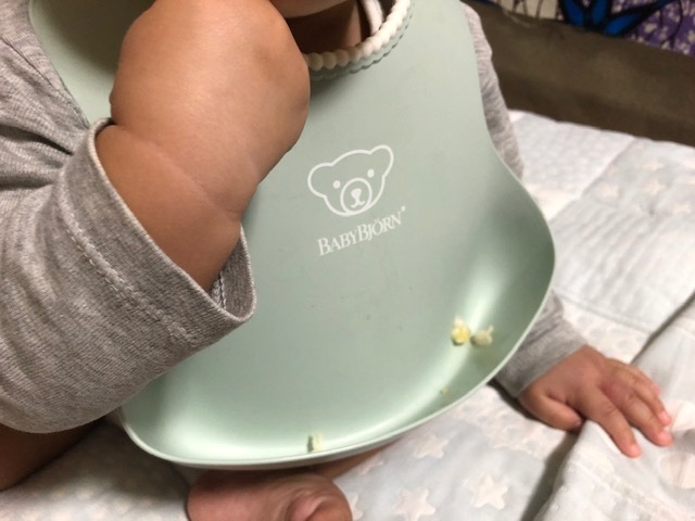 大きなポケットがキャッチしてくれるので、食べこぼしも怖くない！