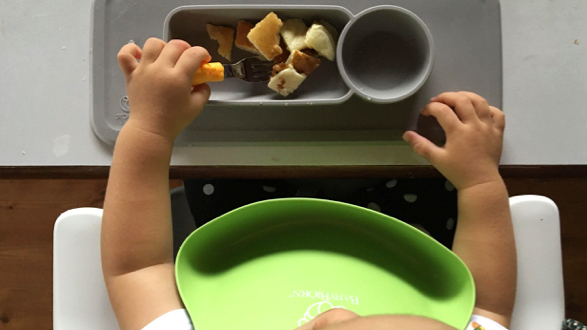 《自分で食べられる！》子どものつかむ・食べるを研究したスプーン&フォーク、正しい持ち方で楽しく食べよう♡