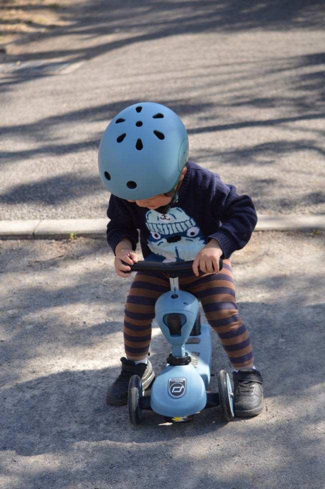 子どもの動作を理解したデザイン。走行はもちろん、乗降時もスムーズでした。シートも座りやすいのか、乗り出すとなかなか飽きません