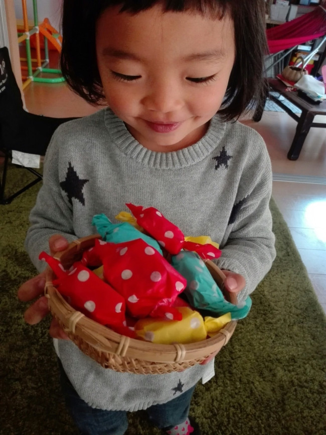ワックスペーパーで包めば、そのまま節分の豆まきにも使えます！　お友達に贈っても喜ばれそう♡