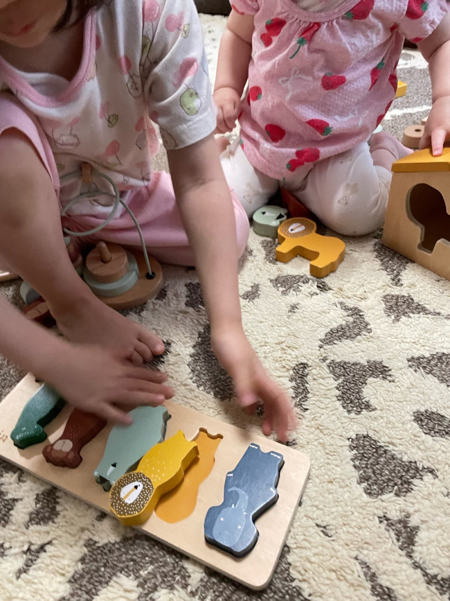 動物モチーフはもちろん、色でもヒントが！　子どもが握りやすい厚みと、絶妙な形がかわいい
