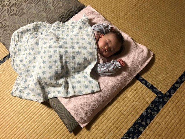 娘の定位置は、座布団&バスタオルの即席スペース！