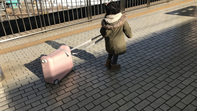 《乗れる、寝られる！？》子どもも大喜び♡ 移動時間を快適にする、1台3役のライドオンスーツケースを使ってみた！