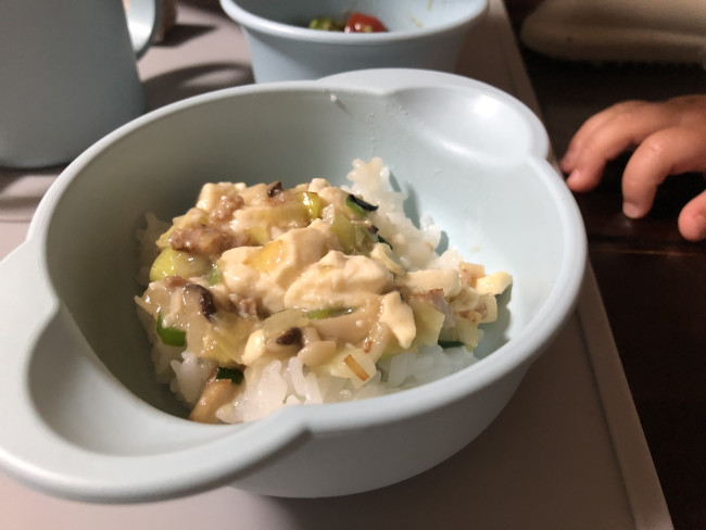 耳のような持ち手付きのお椀。この時は丼としてつかっていますが、器を持ちたがる子どもにはぴったり！
