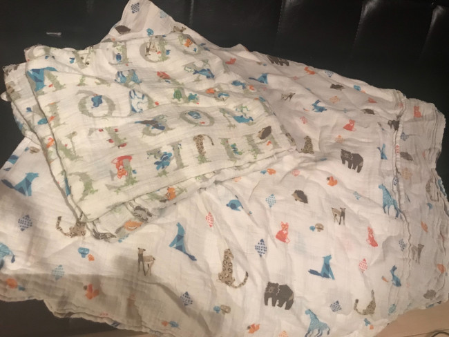 子どもはバスタオル代わりにガーゼのおくるみを。ガーゼのおくるみは薄手で涼しく、すぐ乾くし日よけやお昼寝時にも便利なので2枚持っていきます