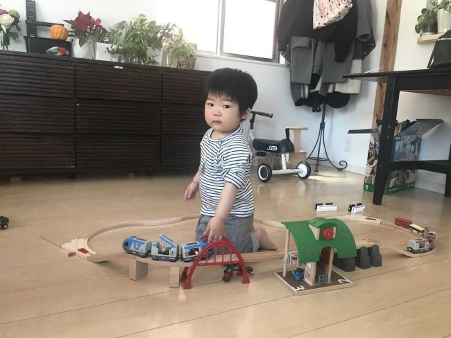 保育園でも随分前からレールをつなげて遊んでいたので、自分で組み立ても少しできていました♡