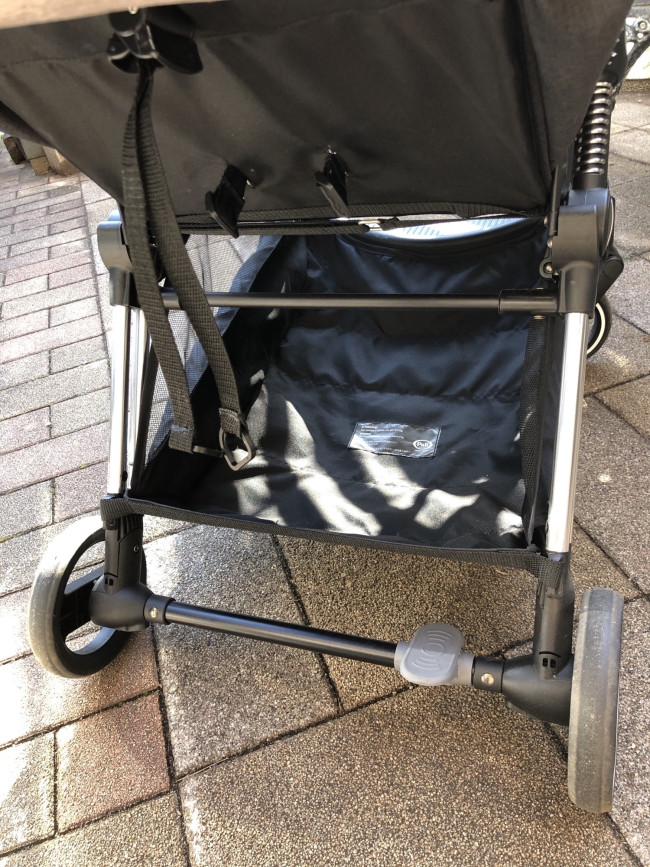 小さなフットブレーキですが、不安定になることなくしっかりかけられます