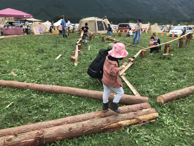 丸太の上をバランスよく歩くだけで楽しそう♪