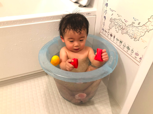 パカッと分かれることに気がついて、なんども割ろうとします