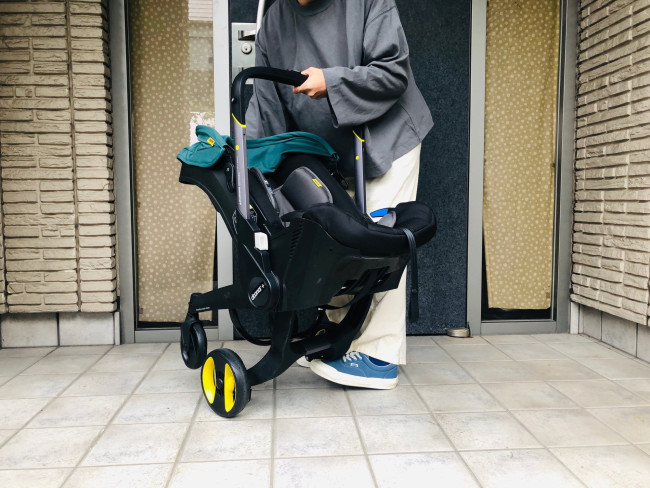 ③前輪をそっと内側に折るイメージで、足を添えるだけです