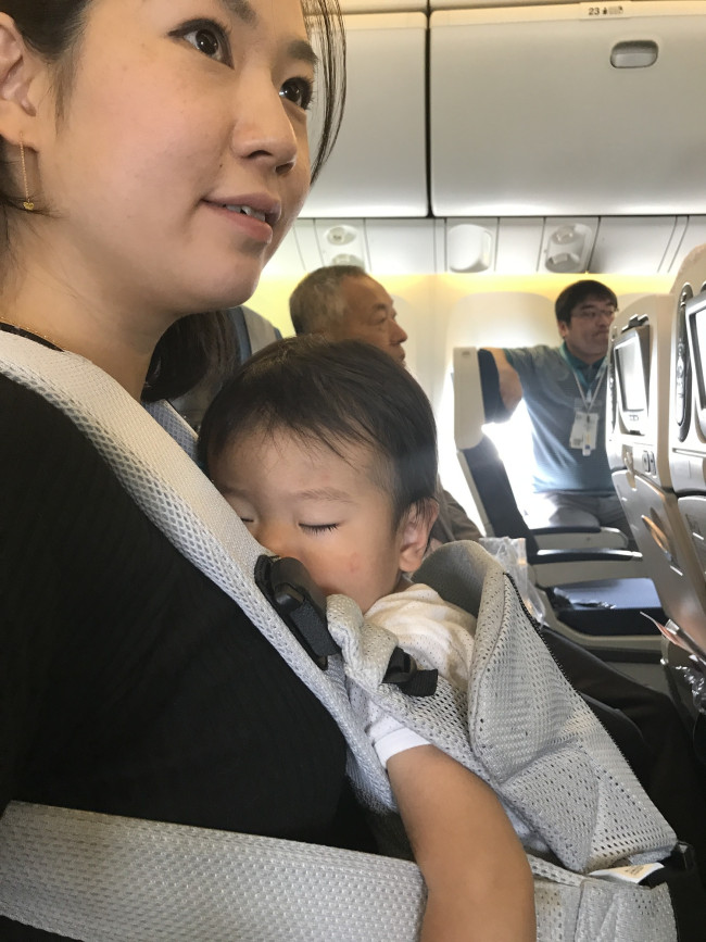 ミネモトさん親子。1歳3ヶ月のカズヨシくんは、ベビービョルンONEのなかでぐっすりでした