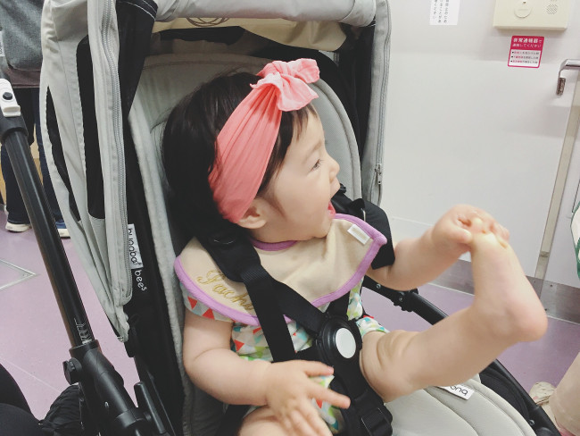 娘のファッションが際立つので、シンプルなアークティックグレーで正解！