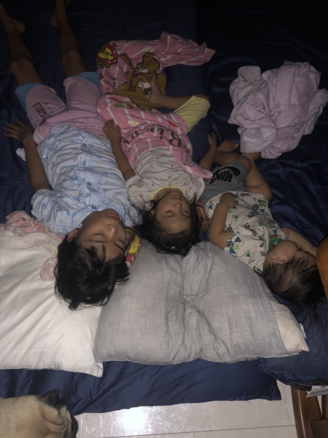 子どもの寝姿は何よりの癒し。3きょうだいが寝ると、やっとママの1日が終わります♪