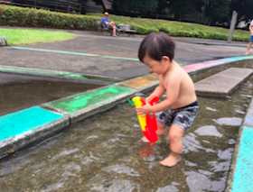 子どもは、水鉄砲が大好き！ 公園などではマナーを守って楽しく遊びましょう