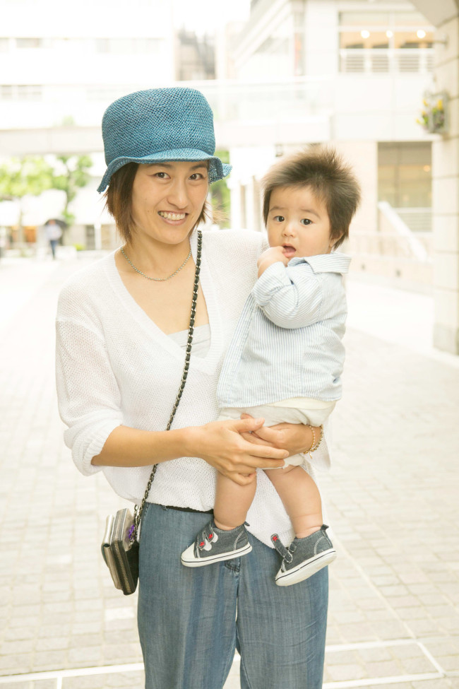 スタイリストママ福富ちかさん＆タカくん（10ヶ月）試乗したコメント「4歳になるお兄ちゃんがいるので、シートの広い海外のB型ベビーカーが気になっていたところ。我が家は荷物が多いので、bee3がライフスタイルに合いそうです！　カラーがたくさんあるので、選ぶのが楽しいですね」