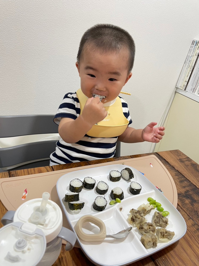 自分で食べられる喜びと、親は成長に感動！