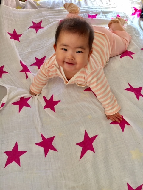 昼間はうつ伏せでゴキゲンな娘。写真も様になってカワイイ☆♡