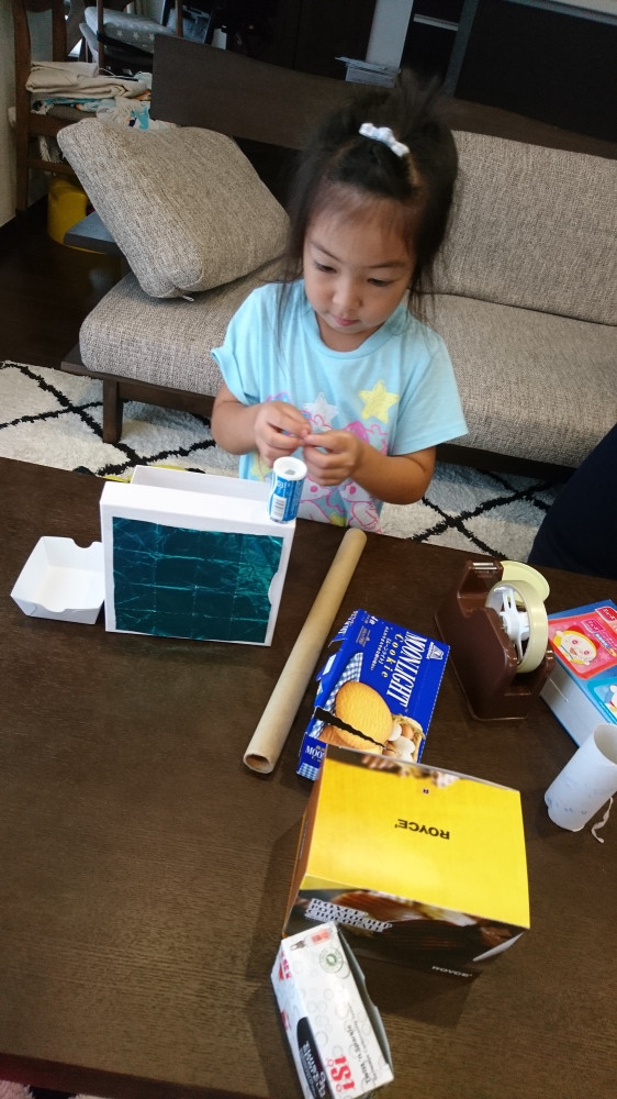 お菓子の空き箱などを溜めておいて、「何を作ろう？」と考えるのも楽しい時間！
