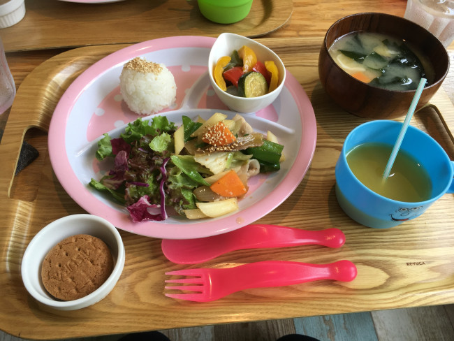 「一汁三菜」をベースにしたバランス、栄養満点のお子さまランチ。日本全国から厳選したこだわりの食材を使用しています