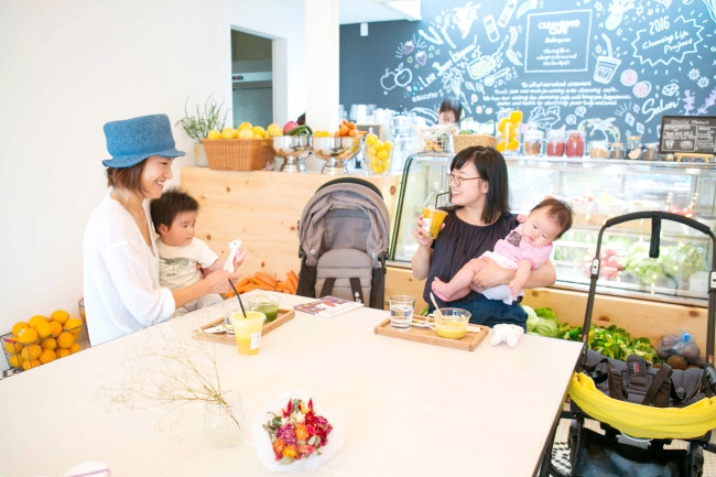 明るくおしゃれな店内には、美味しそうな果物や野菜がたくさん！　店先は階段ですがベビーカーと一緒に入ることも可能です。