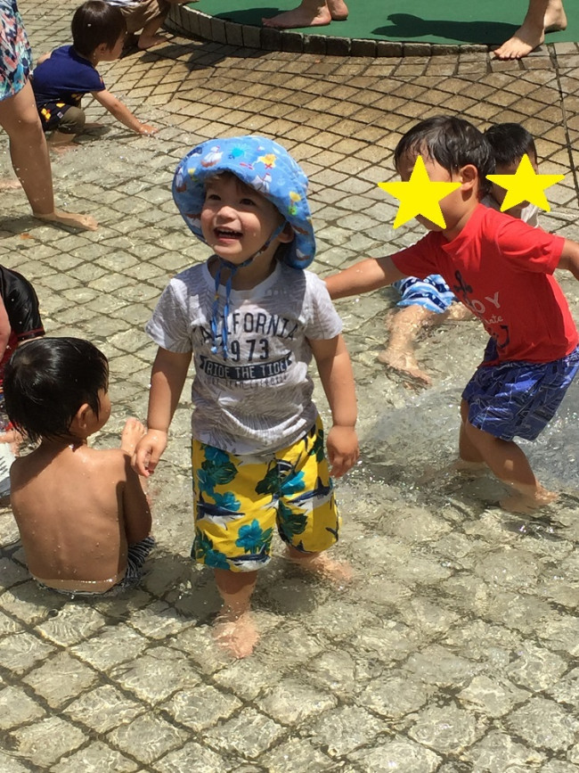 じゃぶじゃぶ足を水につけて遊べる広場もたくさん♪　たくさんの子どもで賑わいます